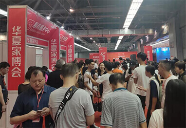 合肥家博会现场人流如织